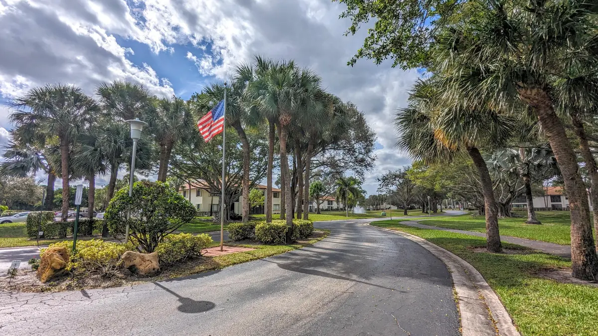 Jog Park Rd at 3002 Lucerne Park Drive 5121, Greenacres