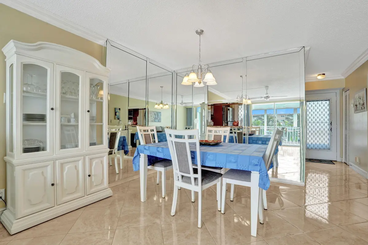 Dining 2 at 202 SE 10TH Street 203, Dania Beach