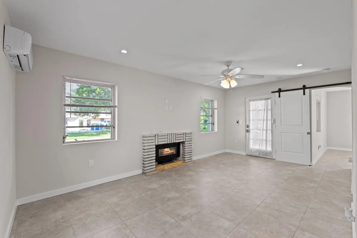 6-web-or-mls-A7401707 at 128 E Central Boulevard, Lantana