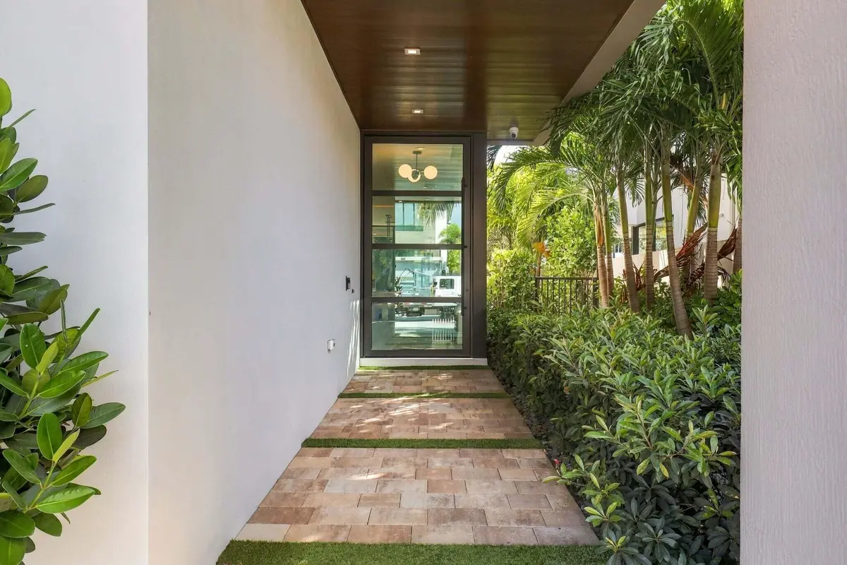 Covered Entry at 140 NE WAVECREST Way, Boca Raton