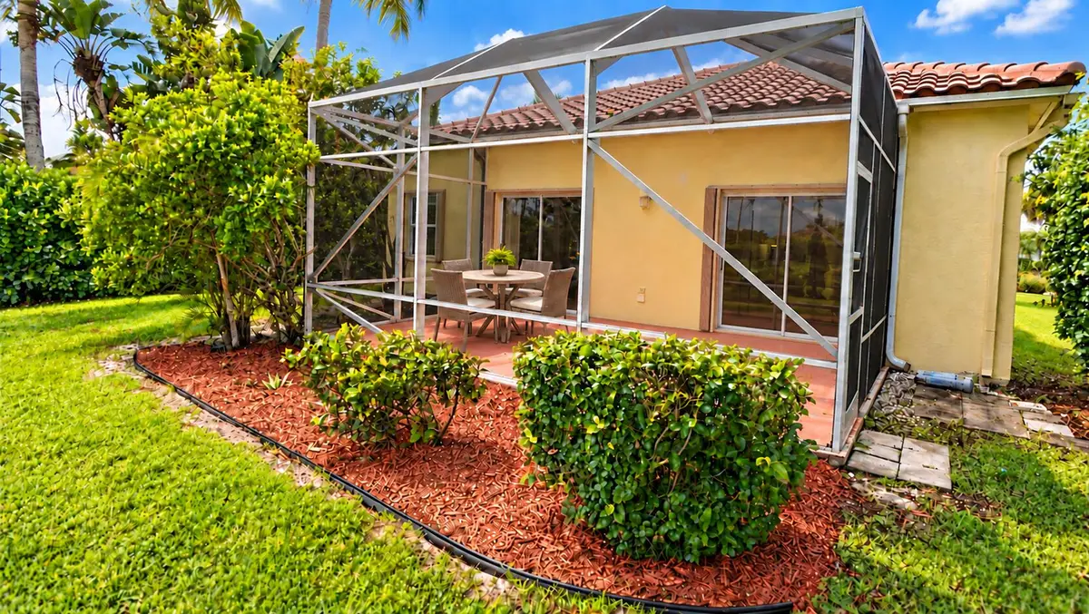 Well Manicured at 2546 COUNTRY GOLF Drive, Wellington
