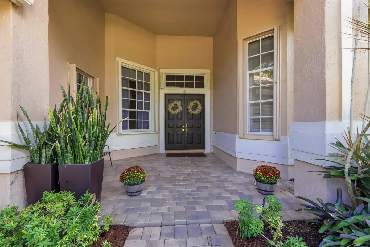 Entrance at 1580 VICTORIA ISLE Way, Weston
