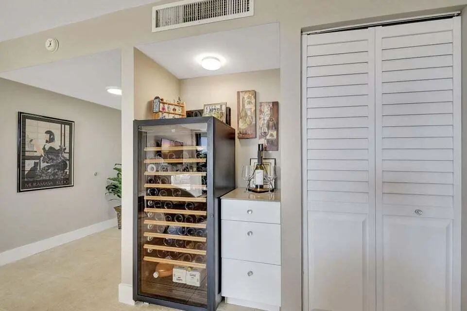 Wine bar at 3590 S OCEAN Boulevard 104, South Palm Beach