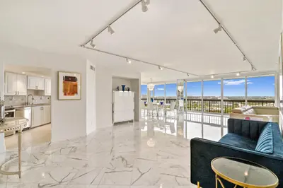 1900 CONSULATE Place 1704, West Palm Beach – Condominium for sale