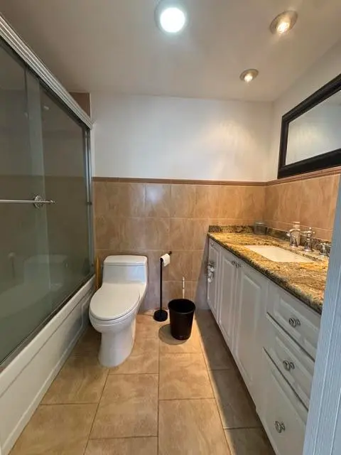 2201 2nd bathroom at 2201 S Ocean Drive, Hollywood