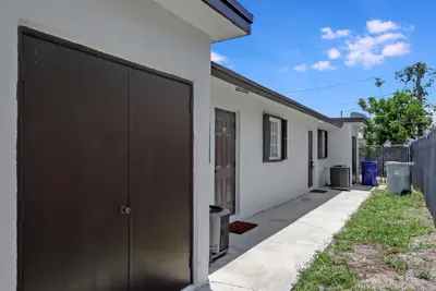 350 NE 25th Court, Pompano Beach – Duplex for sale