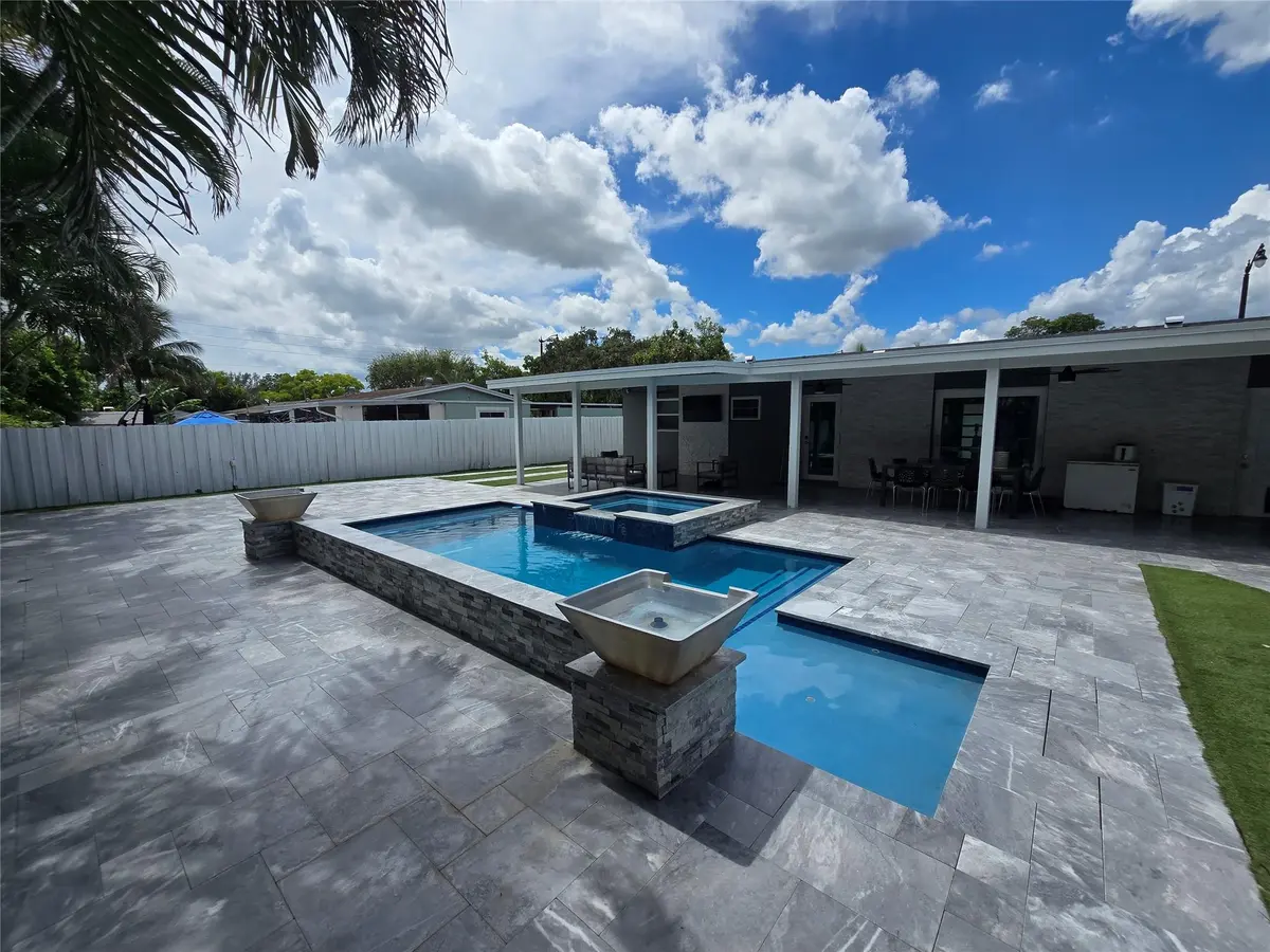 Photo 4 at 2340 NE 8th Avenue, Pompano Beach