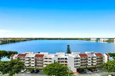 111 Lake Emerald Drive 404, Oakland Park – Condominium for sale