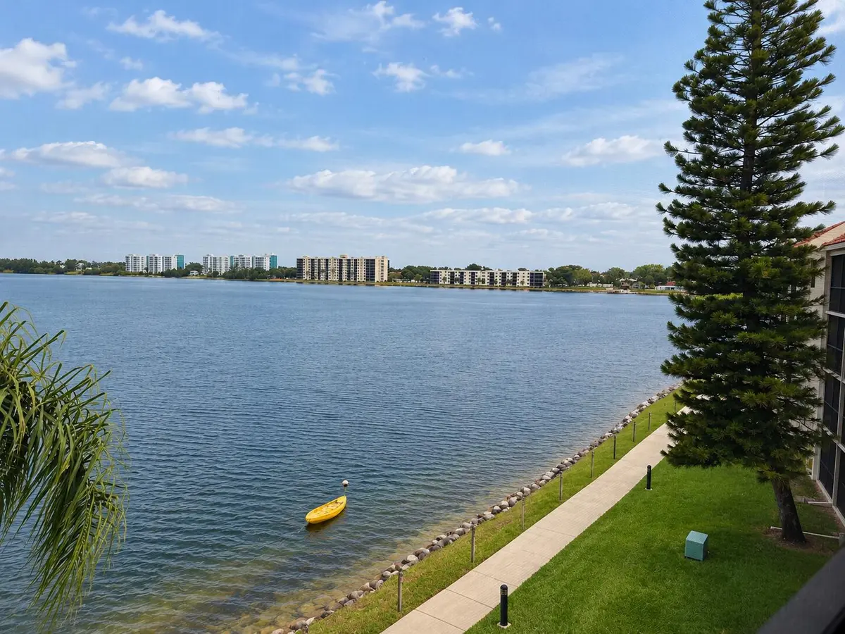 Jogging Path at 111 Lake Emerald Drive 404, Oakland Park