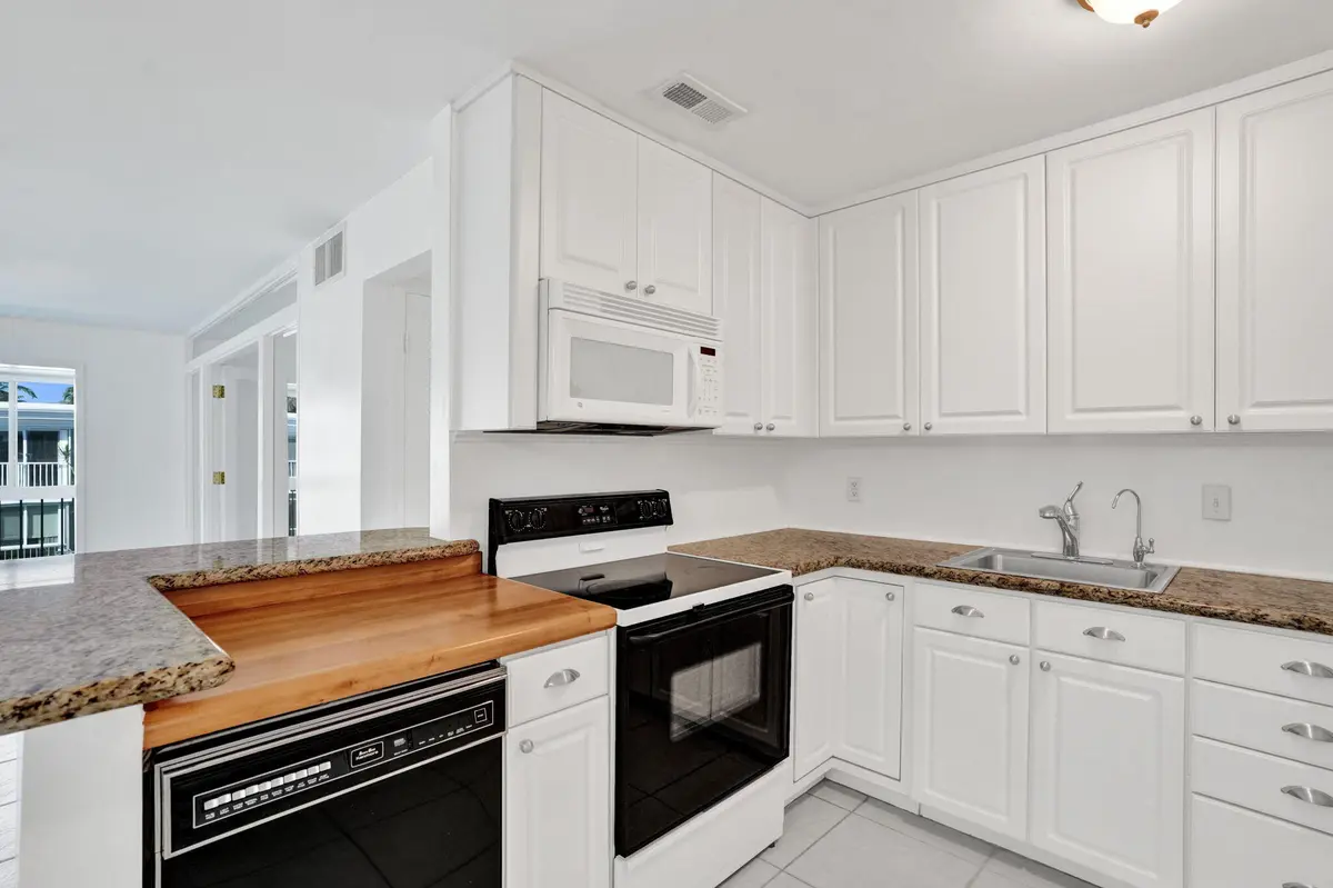 10-web-or-mls-DSC03119 at 6469 BAY CLUB Drive 3, Fort Lauderdale