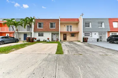 941 W 80th Place, Hialeah – Townhouse for sale