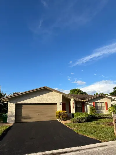 9521 NW 83rd Street, Tamarac – Single Family Residence for sale