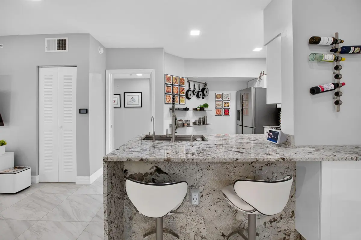 Granite Breakfast Bar with Seating at 2109 TUSCANY Way 109, Boynton Beach