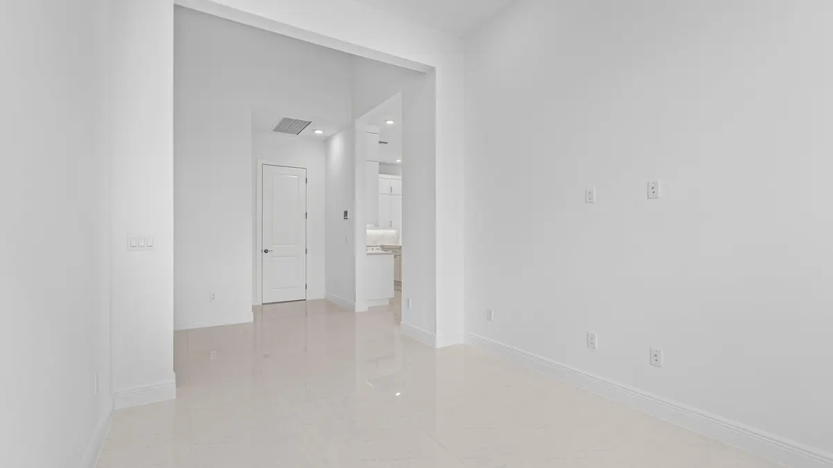 Flex at 5362 Saint Armands Way, Westlake