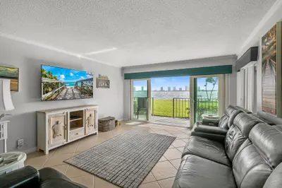 801 Lake Shore Drive 109, Lake Park – Condominium for sale