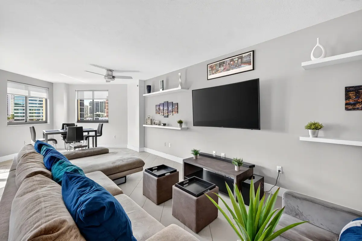 8-web-or-mls-699A5989 at 110 N Federal Highway 1105, Fort Lauderdale