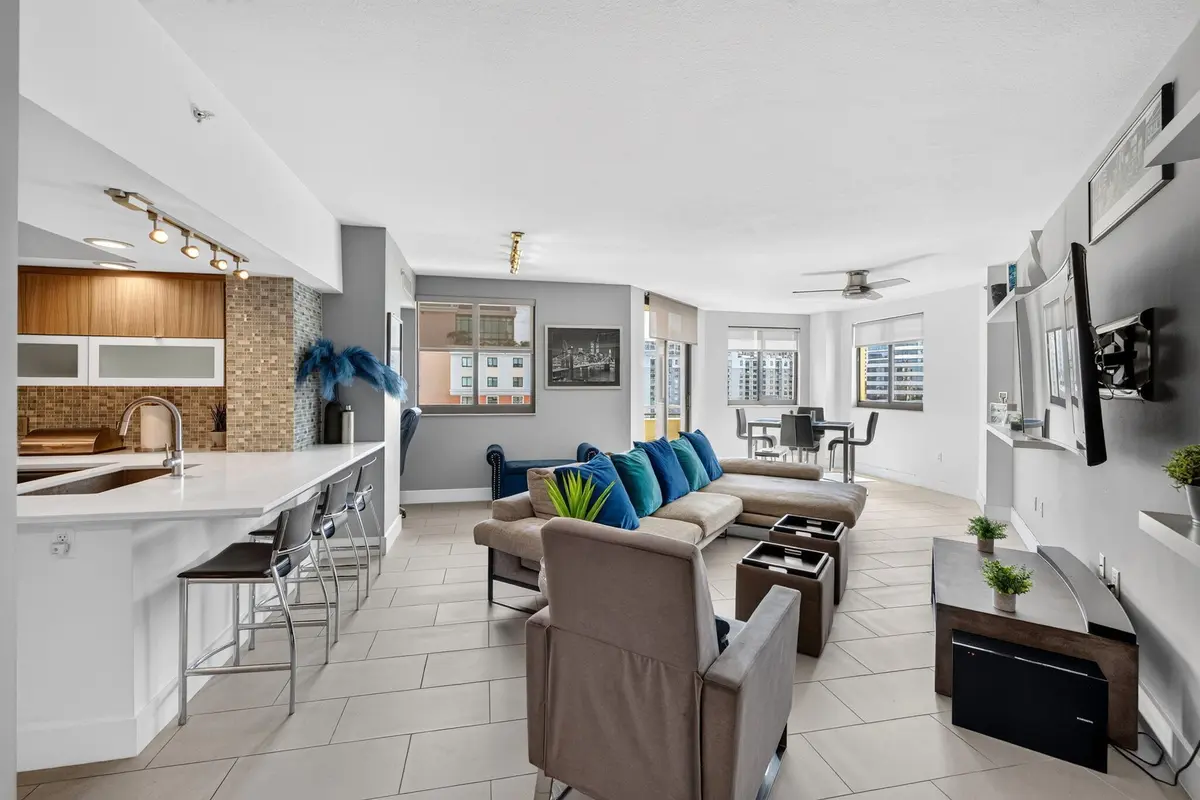 6-web-or-mls-699A5974 at 110 N Federal Highway 1105, Fort Lauderdale