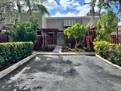 1100 W FAIRWAY Road 1100, Pembroke Pines – Townhouse for sale