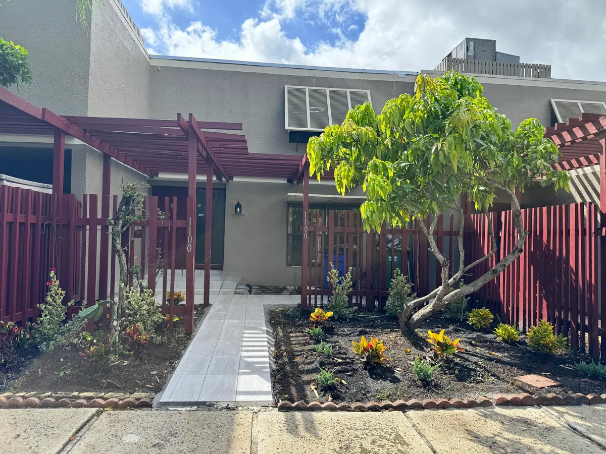 driveway2 at 1100 W FAIRWAY Road 1100, Pembroke Pines
