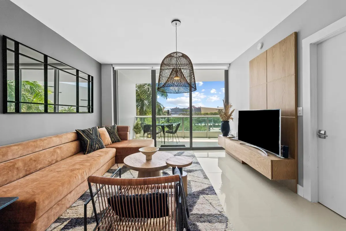 7-web-or-mls-BEC09799 at 900 BISCAYNE Boulevard 403, Miami