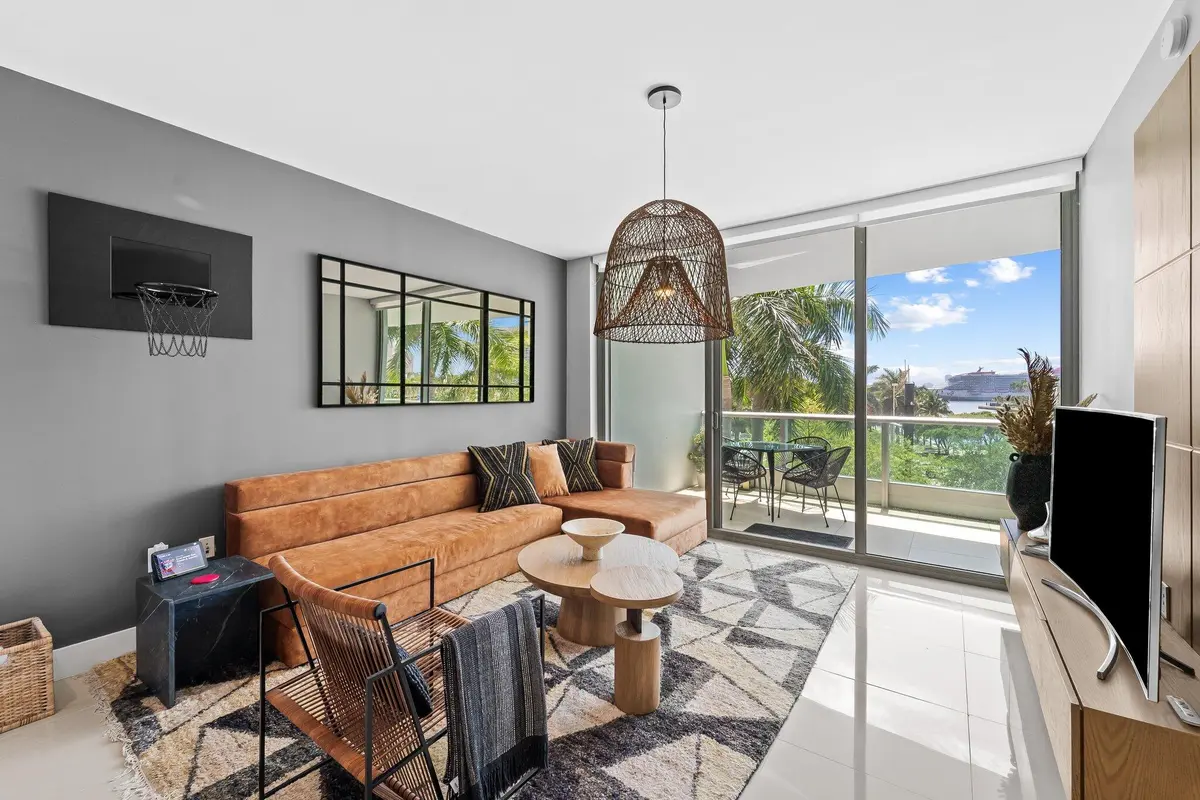 6-web-or-mls-BEC09793 at 900 Biscayne Boulevard 403, Miami