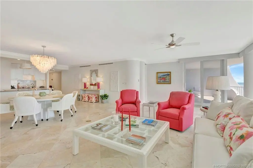 travertine floors at 2001 SE Sailfish Point Boulevard 303, Stuart