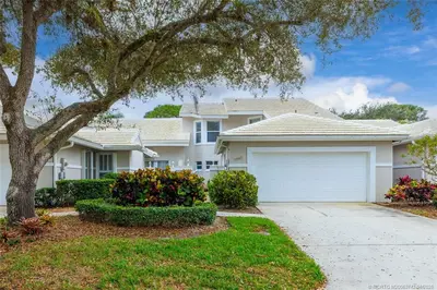 2382 SW Foxpoint Way, Palm City – Villa for sale