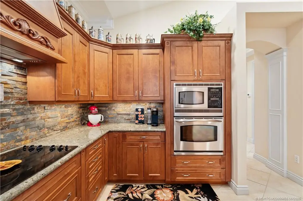 Built-in oven and microwave at 939 SE Willoughby Trace 4-5, Stuart