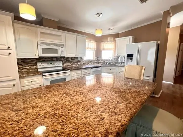 Photo 4 at 4090 5th Avenue, Lantana