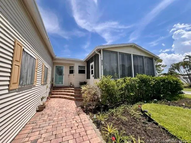 Photo 7 at 4090 5th Avenue, Lantana
