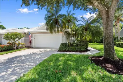 2384 SW Foxpoint Way, Palm City – Villa for sale