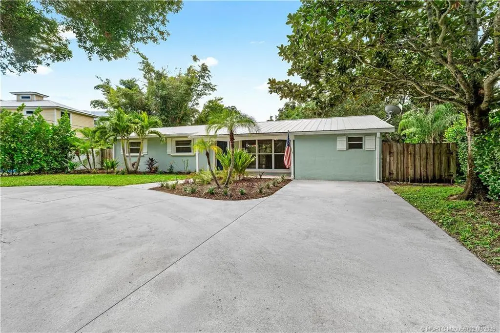 Tons of oarking at 502 SE Edgewood Drive, Stuart