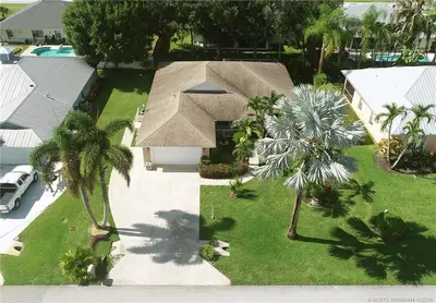 446 NE Vanda Terrado, Jensen Beach – Single Family Residence for sale