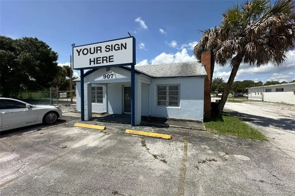 Photo 6 at 907 Angle Road, Fort Pierce