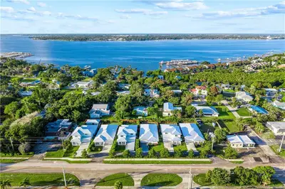 1920-30-40-50-60-70 NE Dixie Highway, Jensen Beach – Single Family Residence for sale