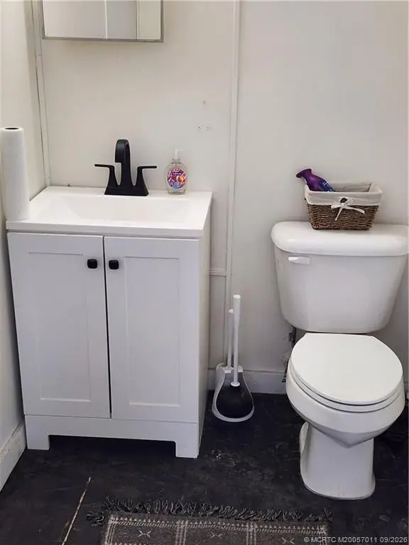2-bathrooms in building at 403 SE Monterey Road, Stuart