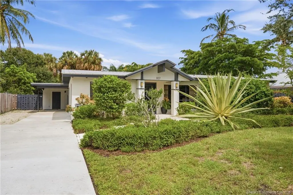 Photo 2 at 807 SE Weir Street, Stuart