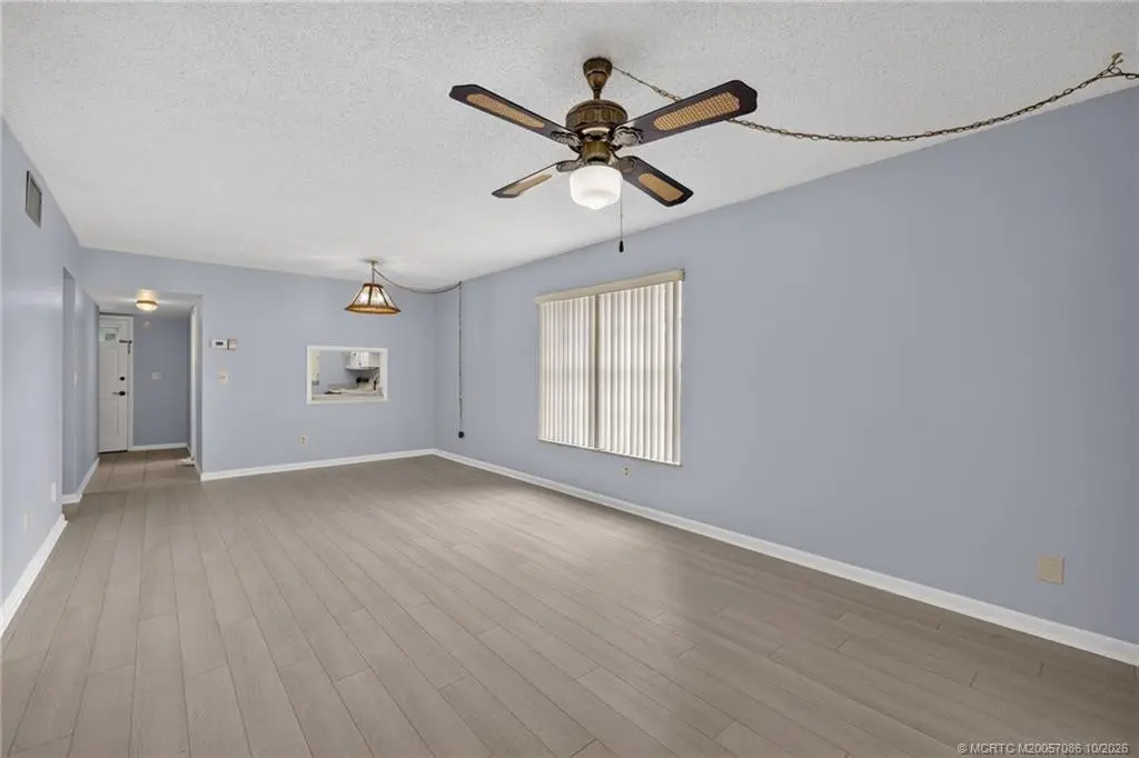 End unit with extra side window at 1900 S Kanner Highway 7-103, Stuart