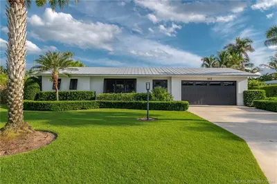 8418 SE Coconut Street, Hobe Sound – Single Family Residence for sale