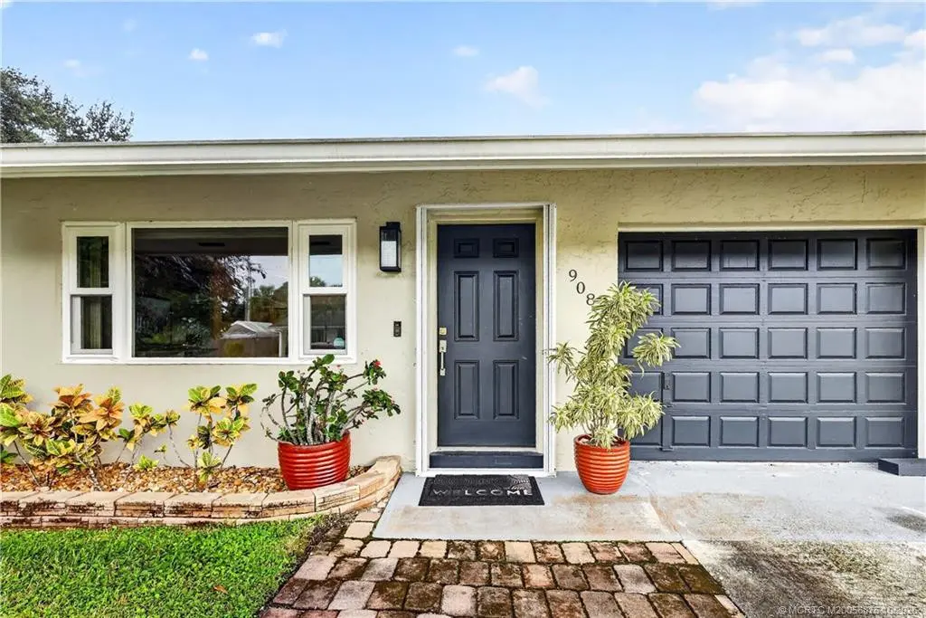 CBS pool home on oversized lot at 908 SW 36th Terrace, Palm City