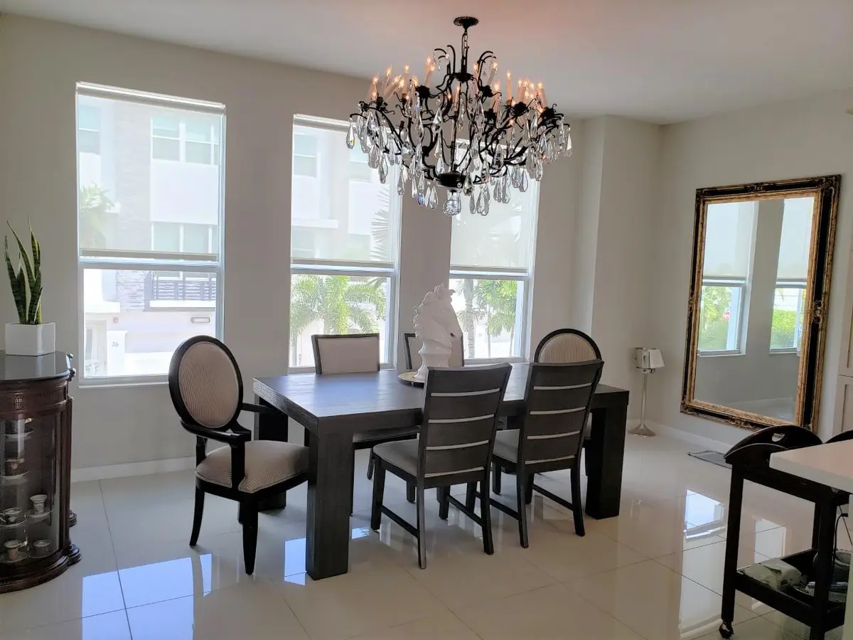 Dining - b at 2900 NE 12th Terrace 5, Oakland Park