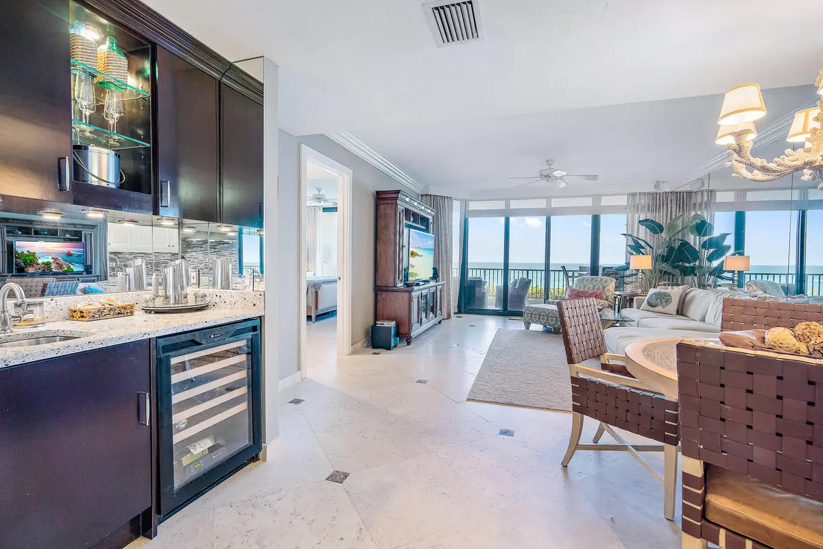 Bar/Dining at 800 Ocean Drive 203, Juno Beach