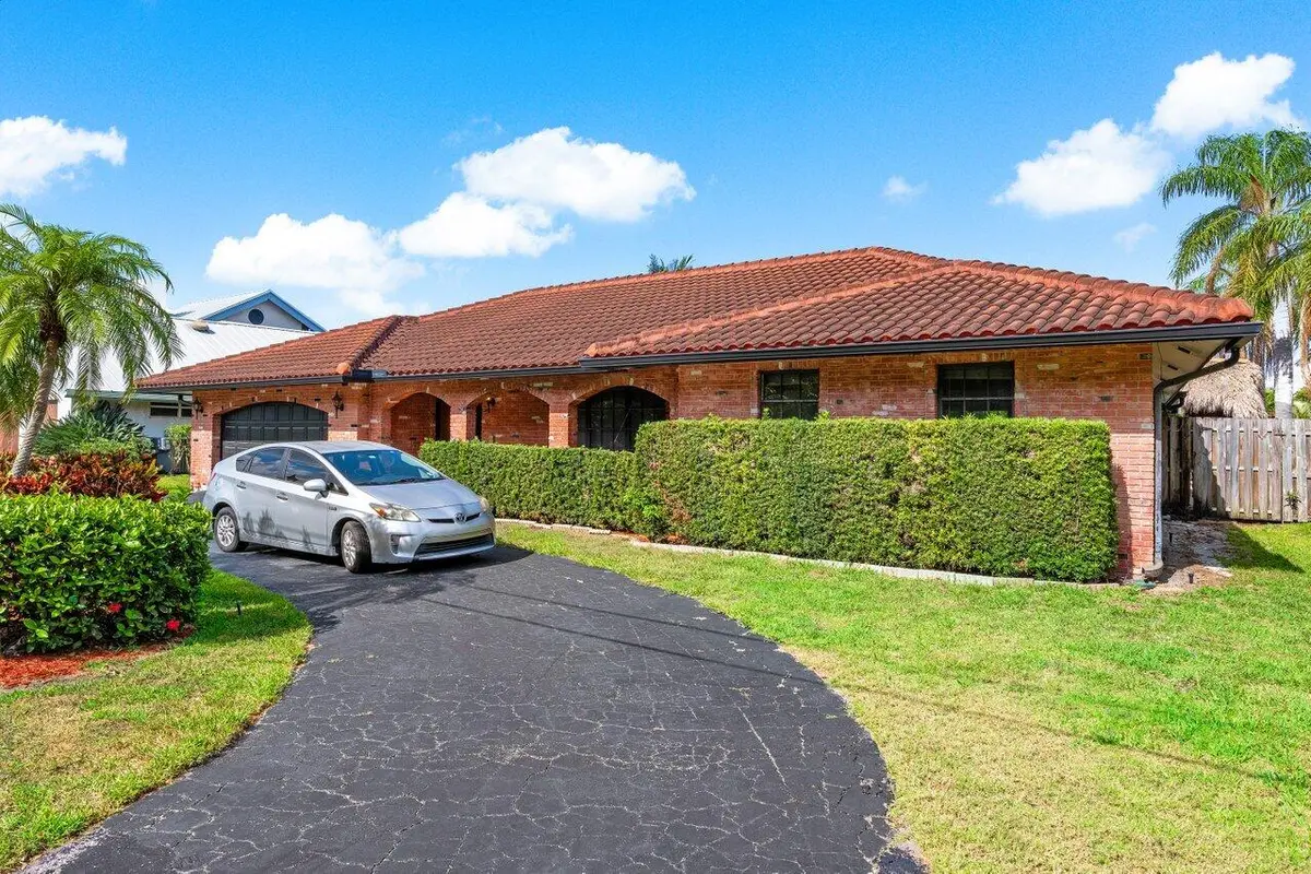 Circular Driveway at 3163 NE 8th Avenue, Boca Raton