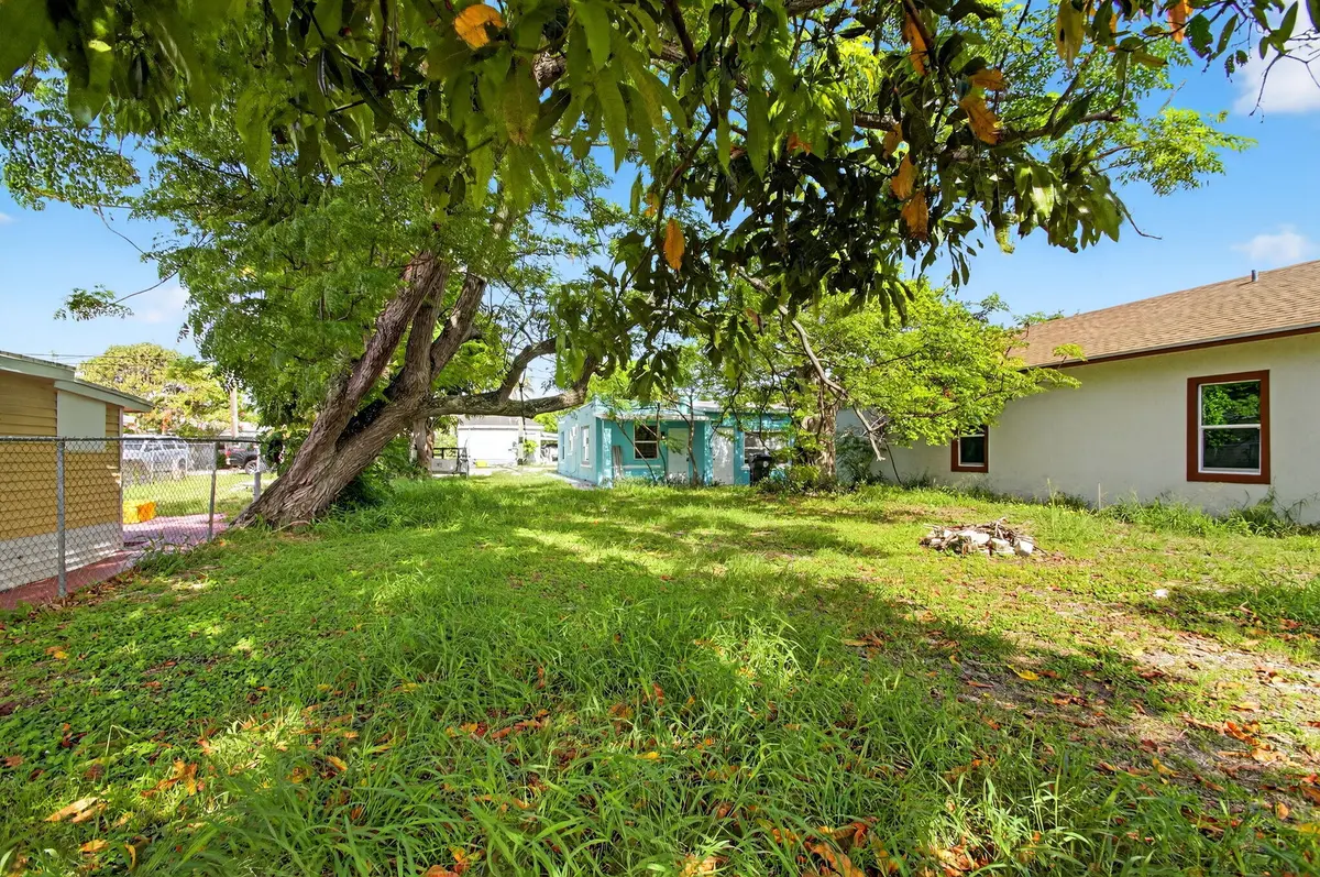Large lot & mango trees at 323 S E Street, Lake Worth Beach