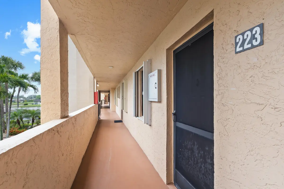 Exterior Catwalk at 150 Lake Nancy Lane 223, West Palm Beach