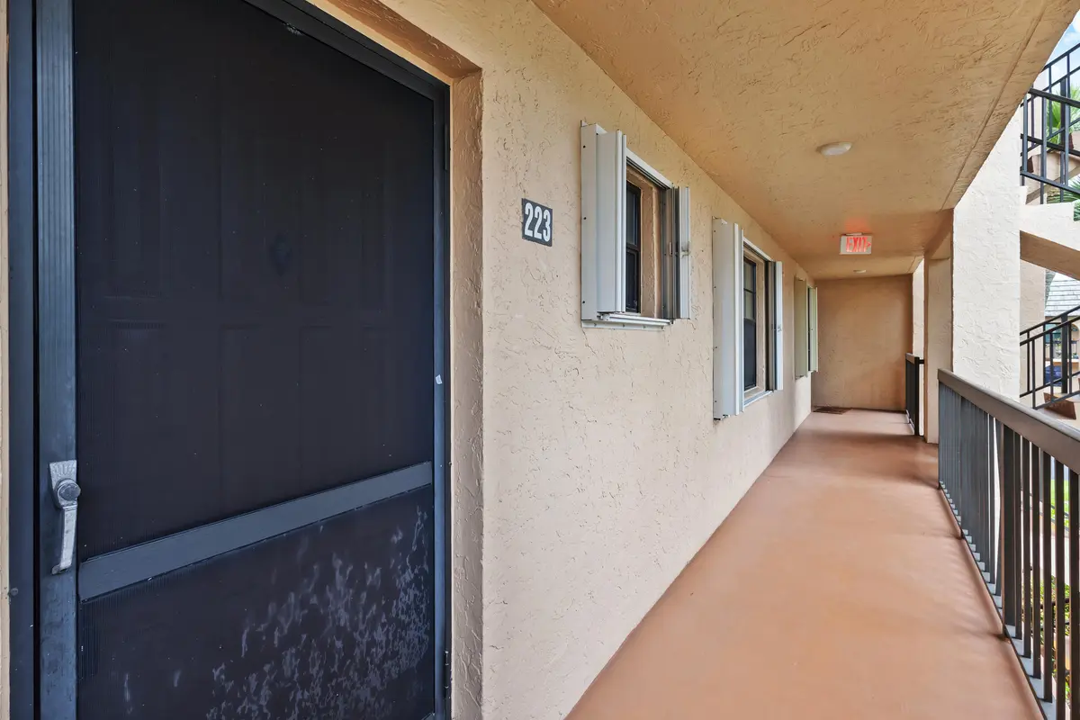 Exterior Catwalk at 150 Lake Nancy Lane 223, West Palm Beach