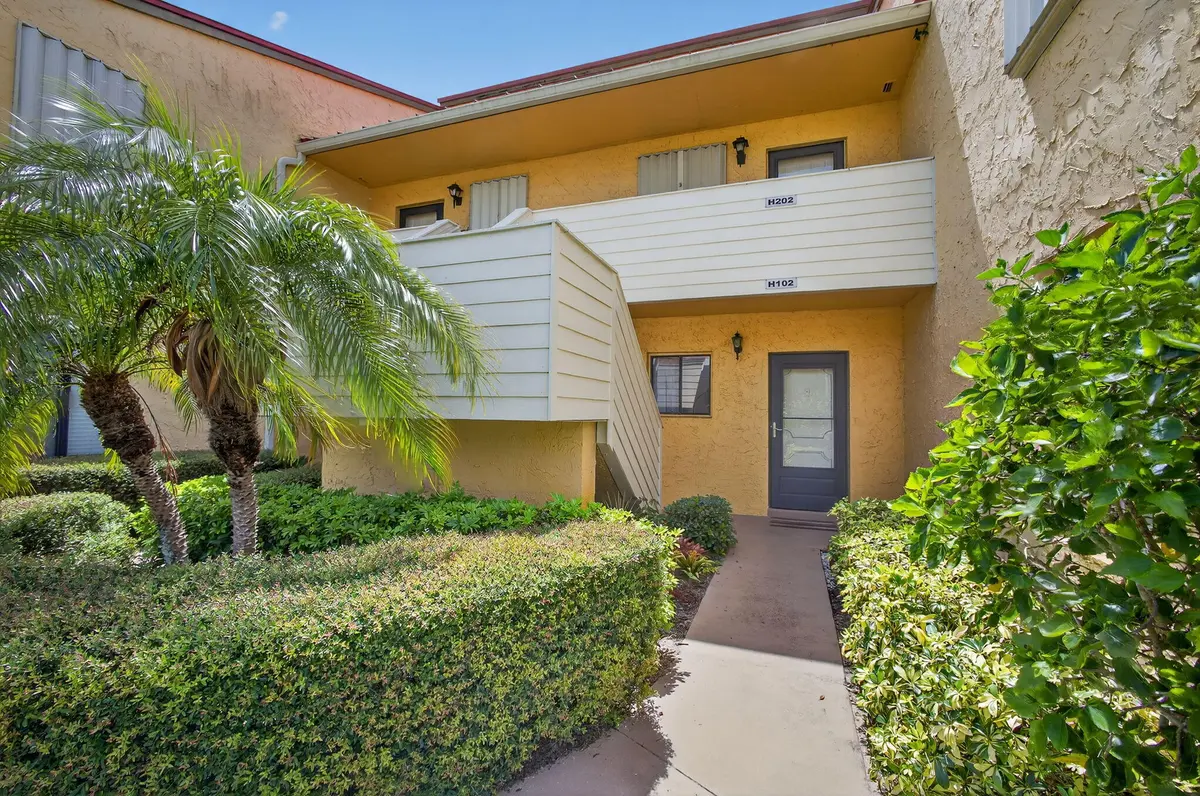 4-web-or-mls-5D1A9115 at 5335 SE Miles Grant Road 102, Stuart