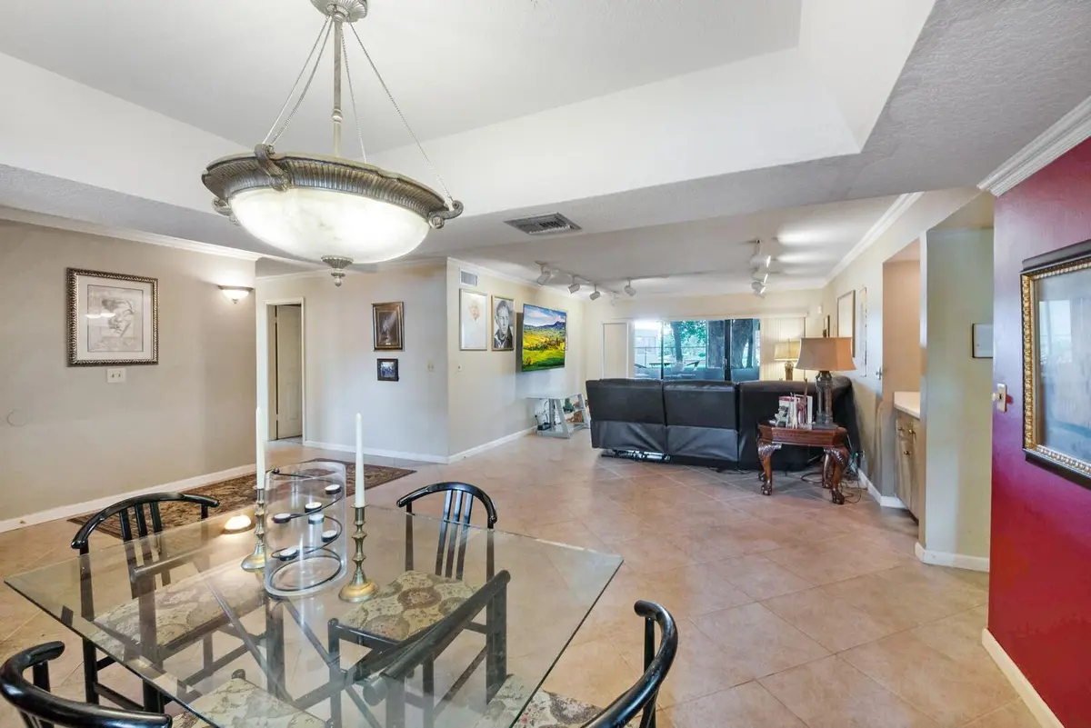 Dining at 12524 Shoreline Drive 101, Wellington