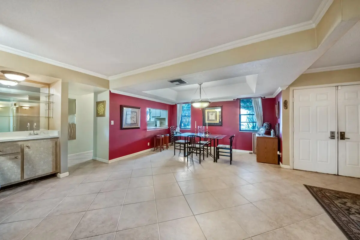 Dining at 12524 Shoreline Drive 101, Wellington