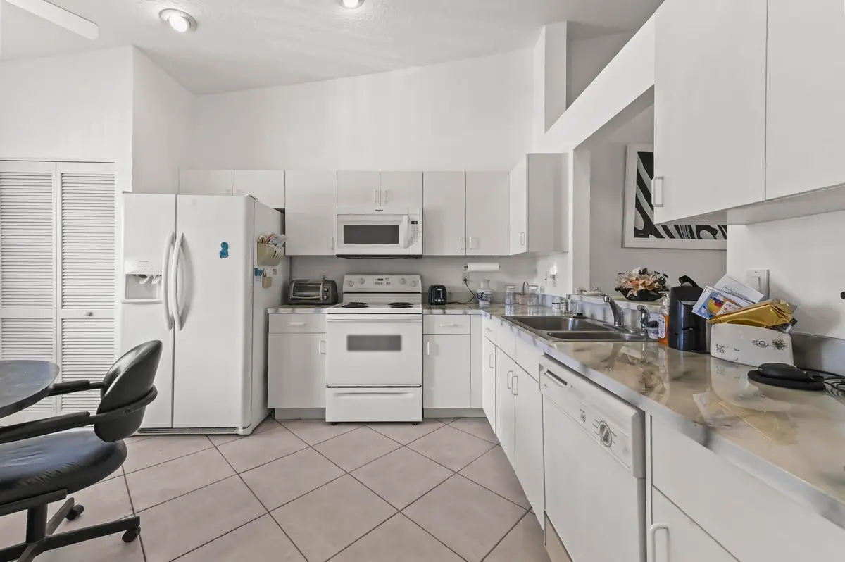06 Kitchen 01 at 5952 Regal Glen Drive 207, Boynton Beach
